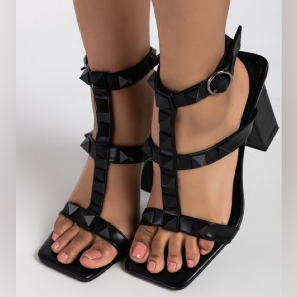 AZALEA WANG GIVE YOU EVERYTHING CHUNKY SANDAL IN BLACK (Valentino Vibes) - Picture 10 of 10